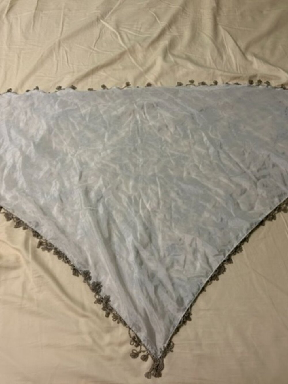 2 pashminas/shawls: Black beaded lace & Silver/Cream beaded velvet - Picture 9 of 10